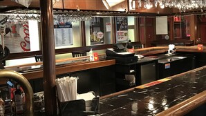 Bar (trong khuôn viên)