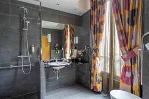 Habitación Superior con 2 camas individuales - Minibar soft de cortesía, Chromecast, Prensa digital | Baño | Amenidades de baño ecológicas, secadora de cabello, batas, pantuflas 