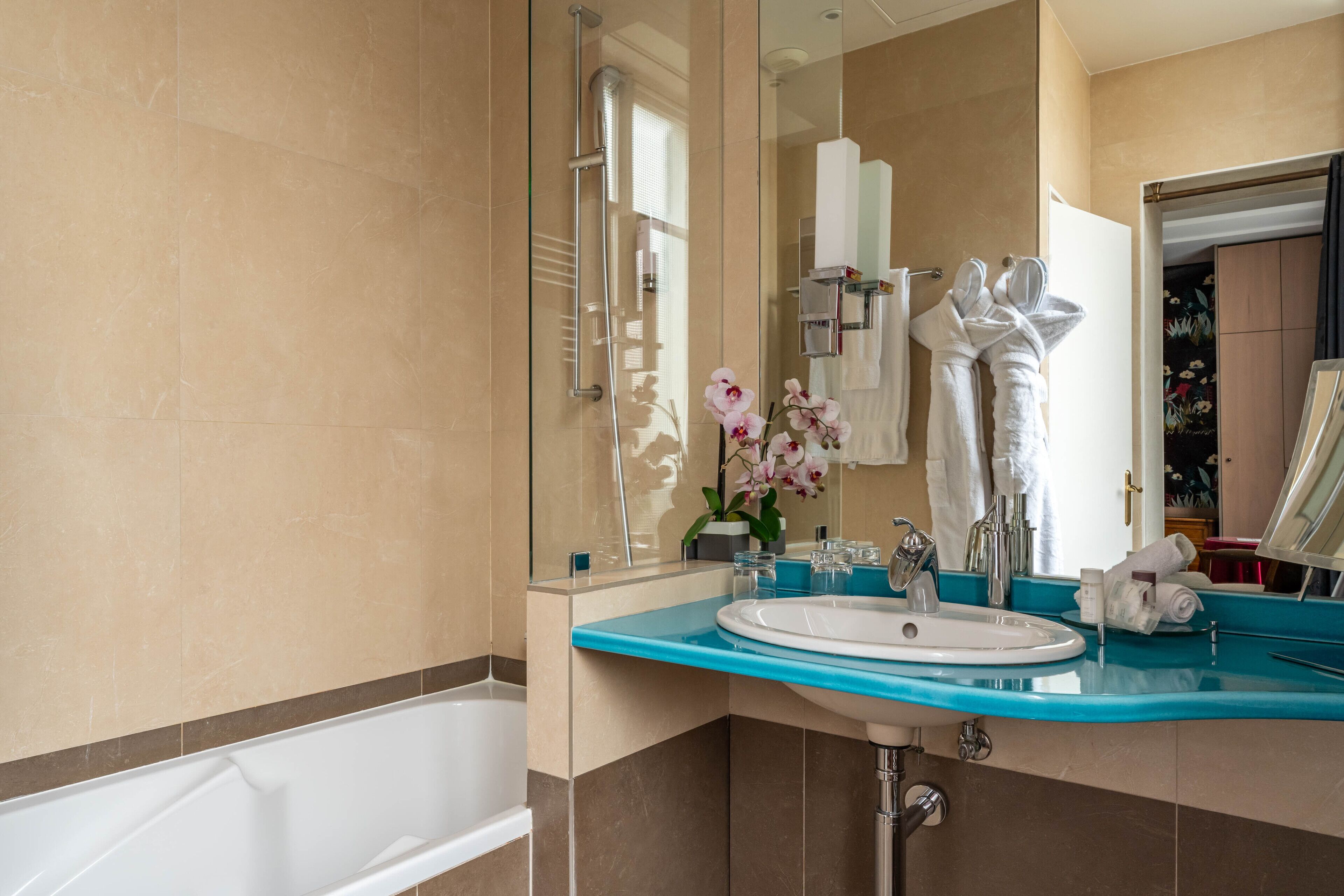 deluxe double or twin room, garden area (privilege) | bathroom | eco-friendly toiletries, hair dryer, bathrobes, slippers