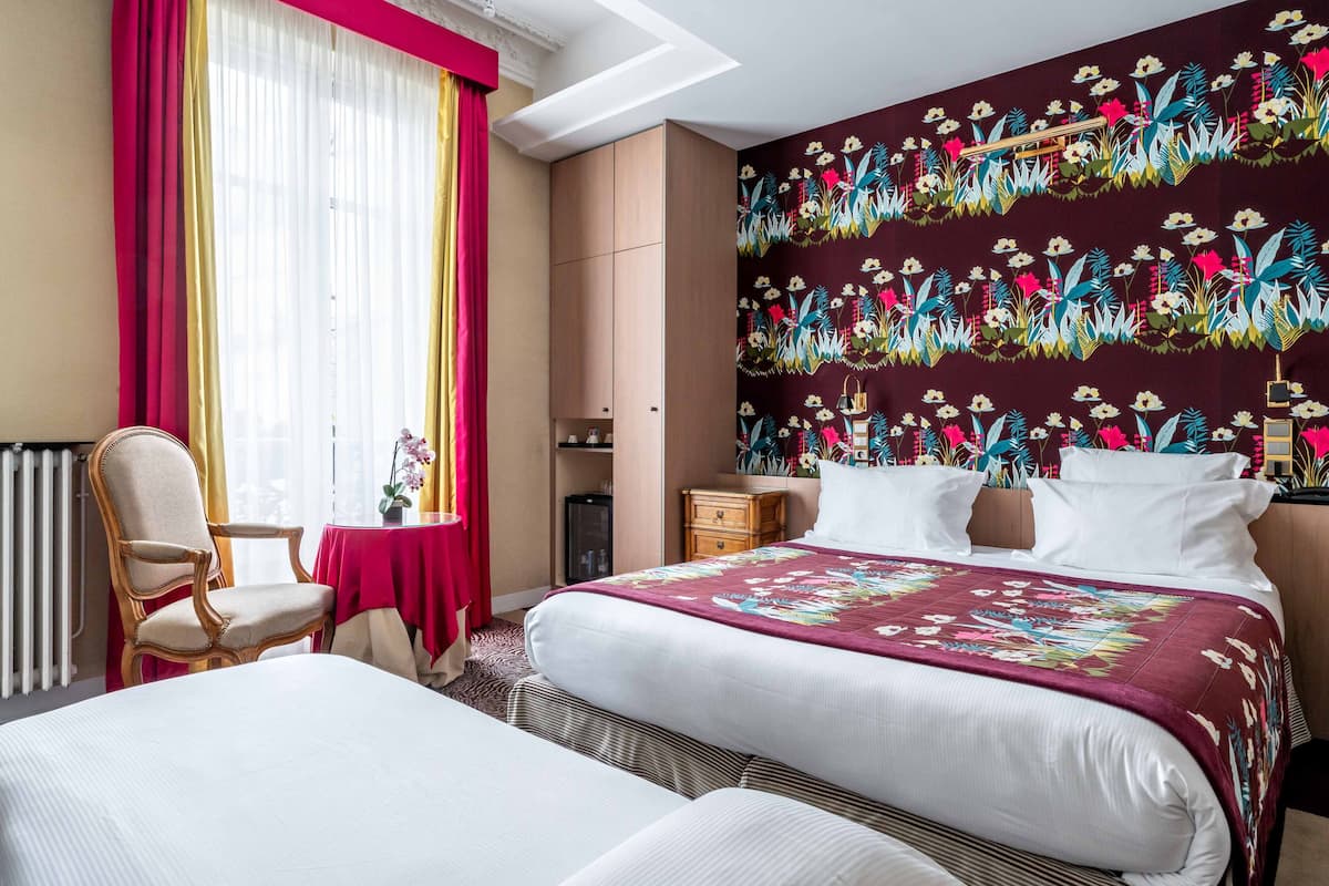 Phòng đôi hoặc 2 giường đơn Deluxe, khu vực vườn (Privilege) | Minibar với thức ăn, đồ uống miễn phí, két bảo mật tại phòng, bàn 