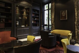 Área de estar no saguão