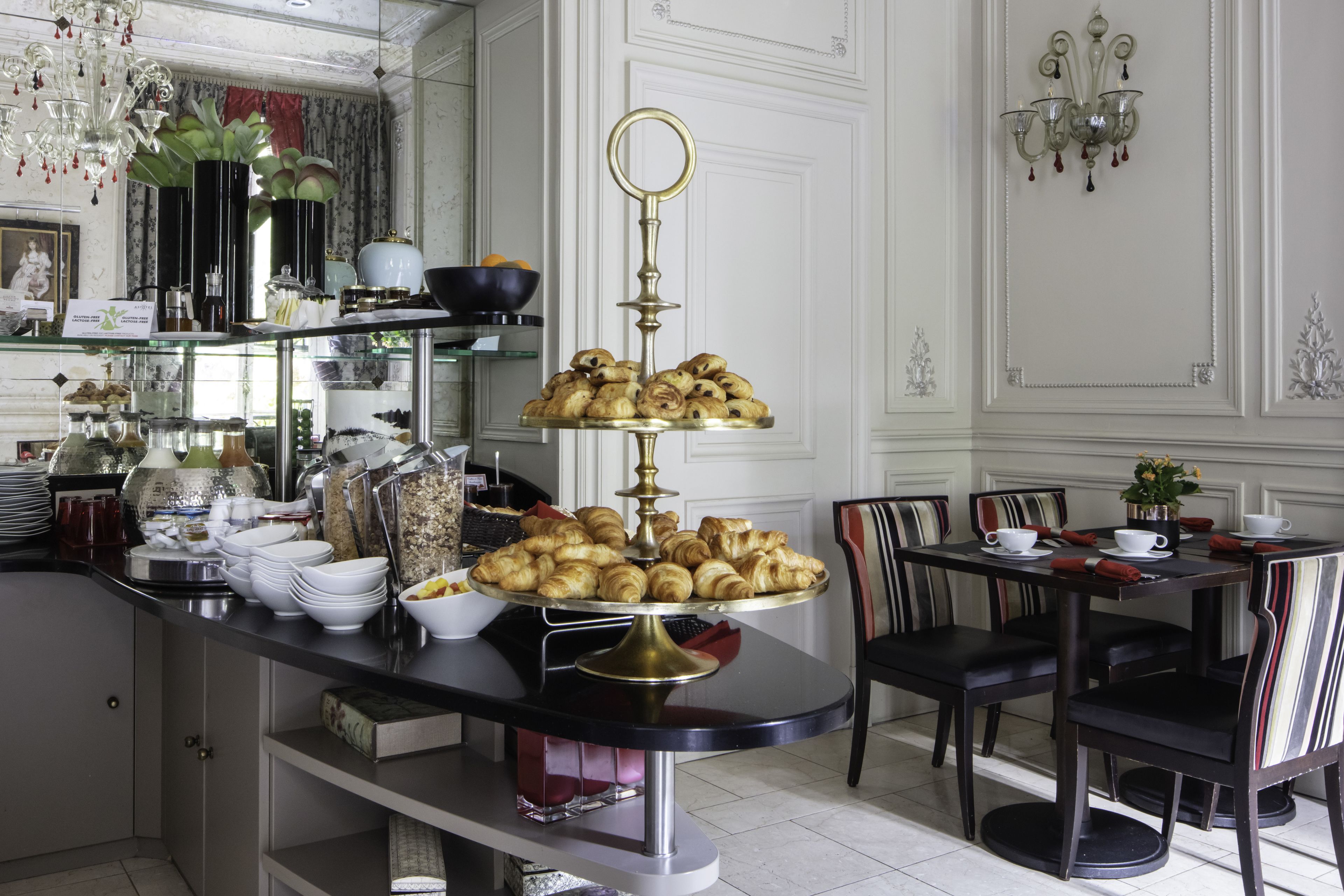 朝食 (ビュッフェ)、毎日提供 (1 名様 17 EUR)