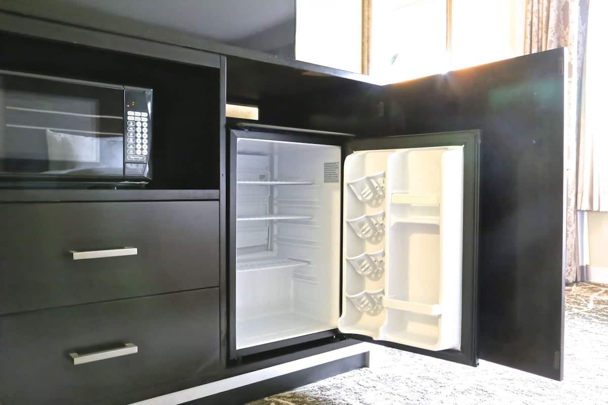 fridge, coffee/tea maker