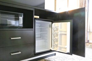 Fridge, coffee/tea maker