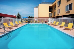 Una piscina al aire libre de temporada (de 08:00 a 22:00), tumbonas