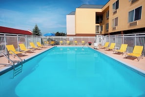 Piscine extérieure (ouverte en saison), chaises longues