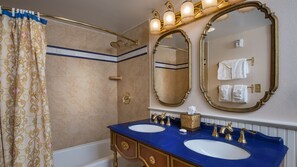 Combined shower/bathtub, hair dryer, towels