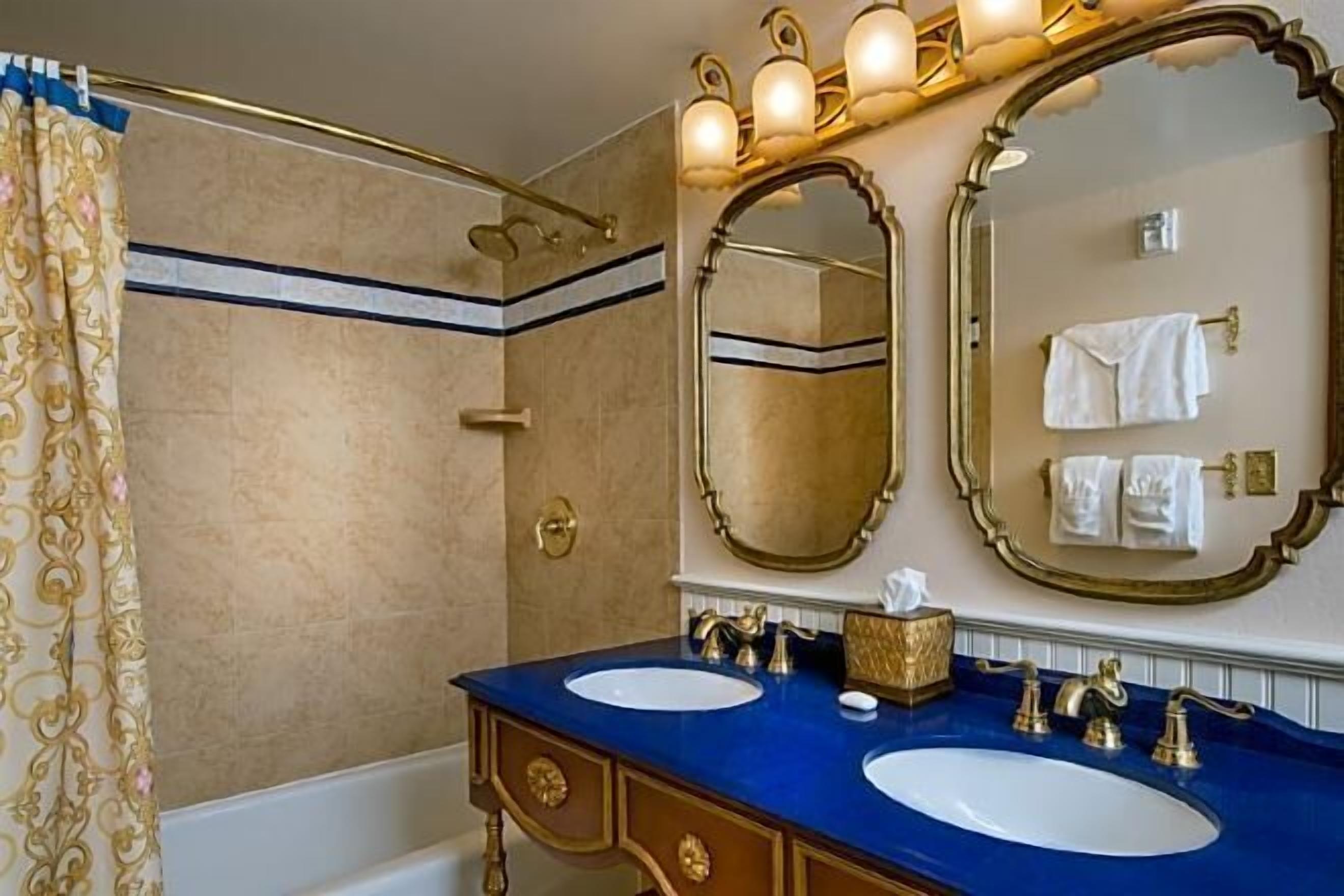 Chuveiro/banheira combinados, secador de cabelo, toalhas de banho 