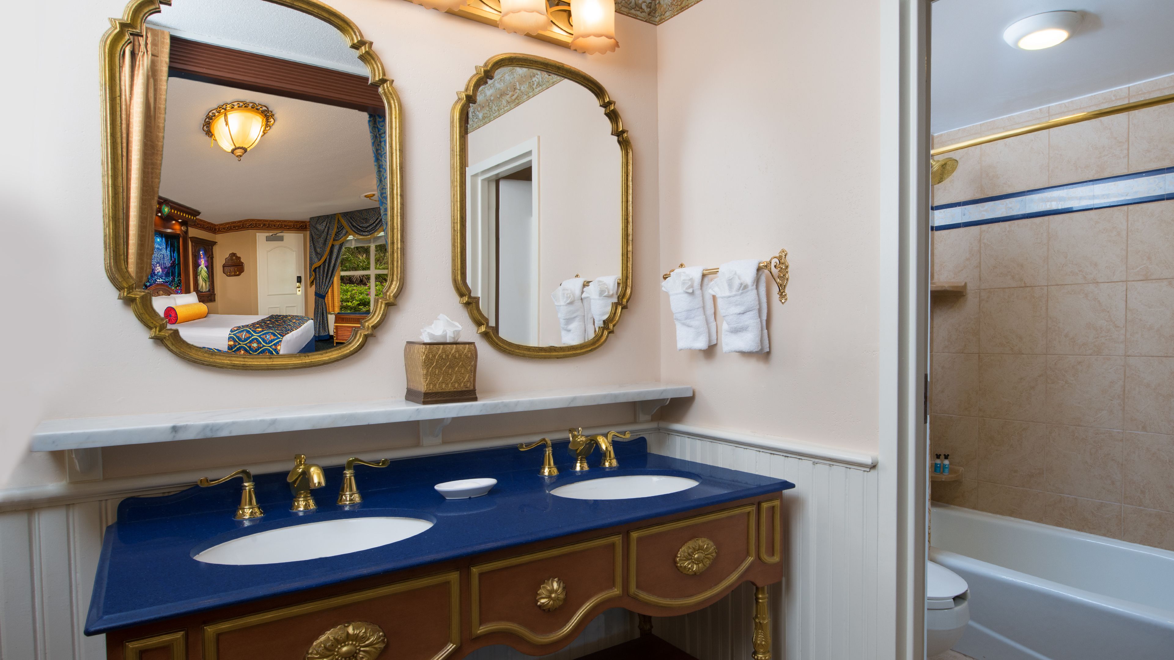 combined shower/bathtub, hair dryer, towels