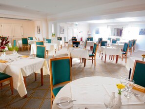 Daily full breakfast (GBP 13.50 per person)
