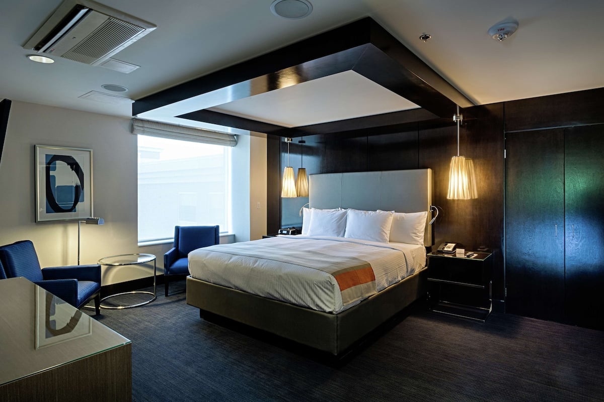 Suite presidencial, 1 cama King size, para no fumadores | Área de sala de estar | Televisión de pantalla plana de 55 pulgadas con canales vía satélite