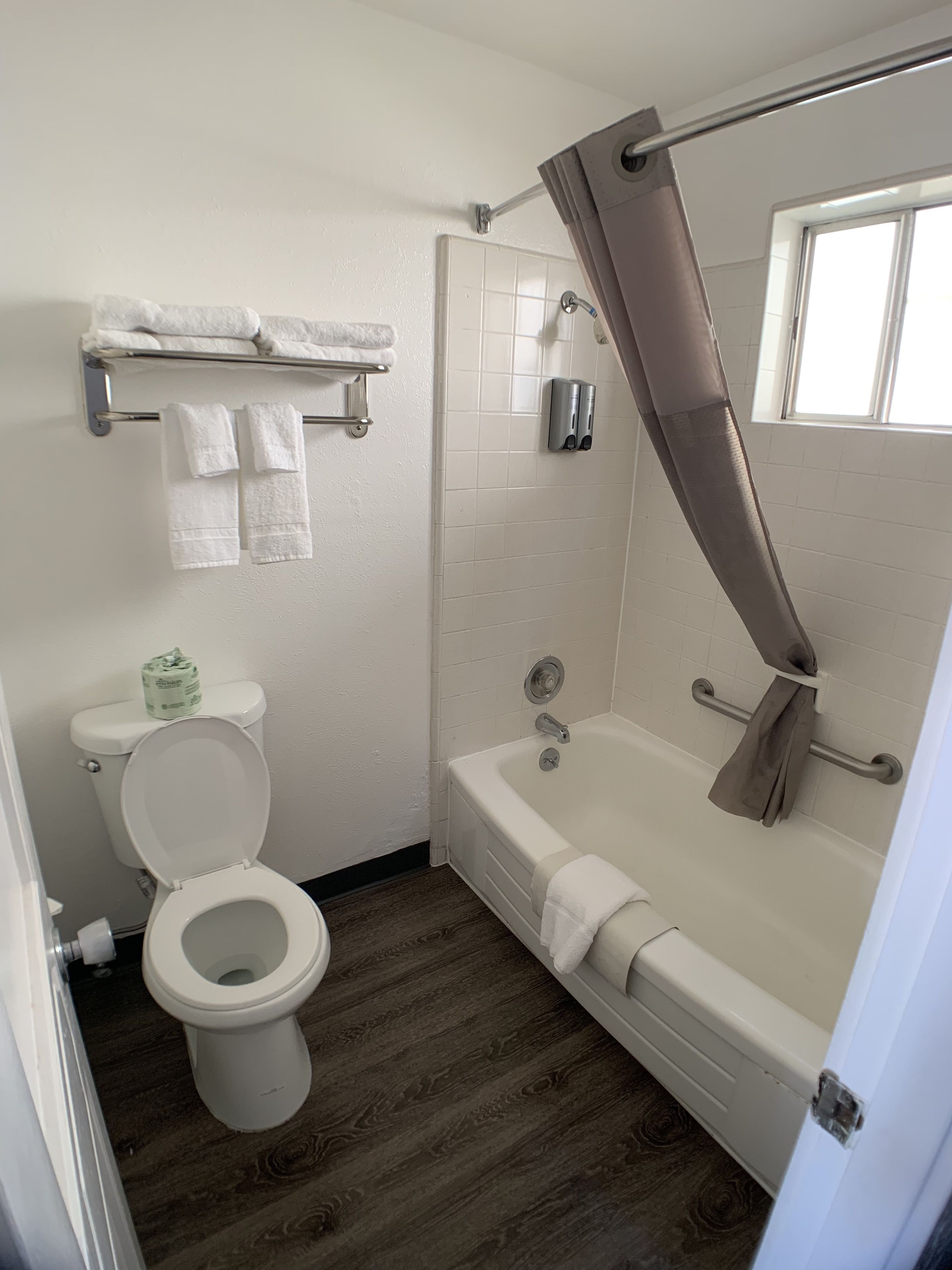 Combined shower/bathtub, free toiletries, hair dryer, towels
