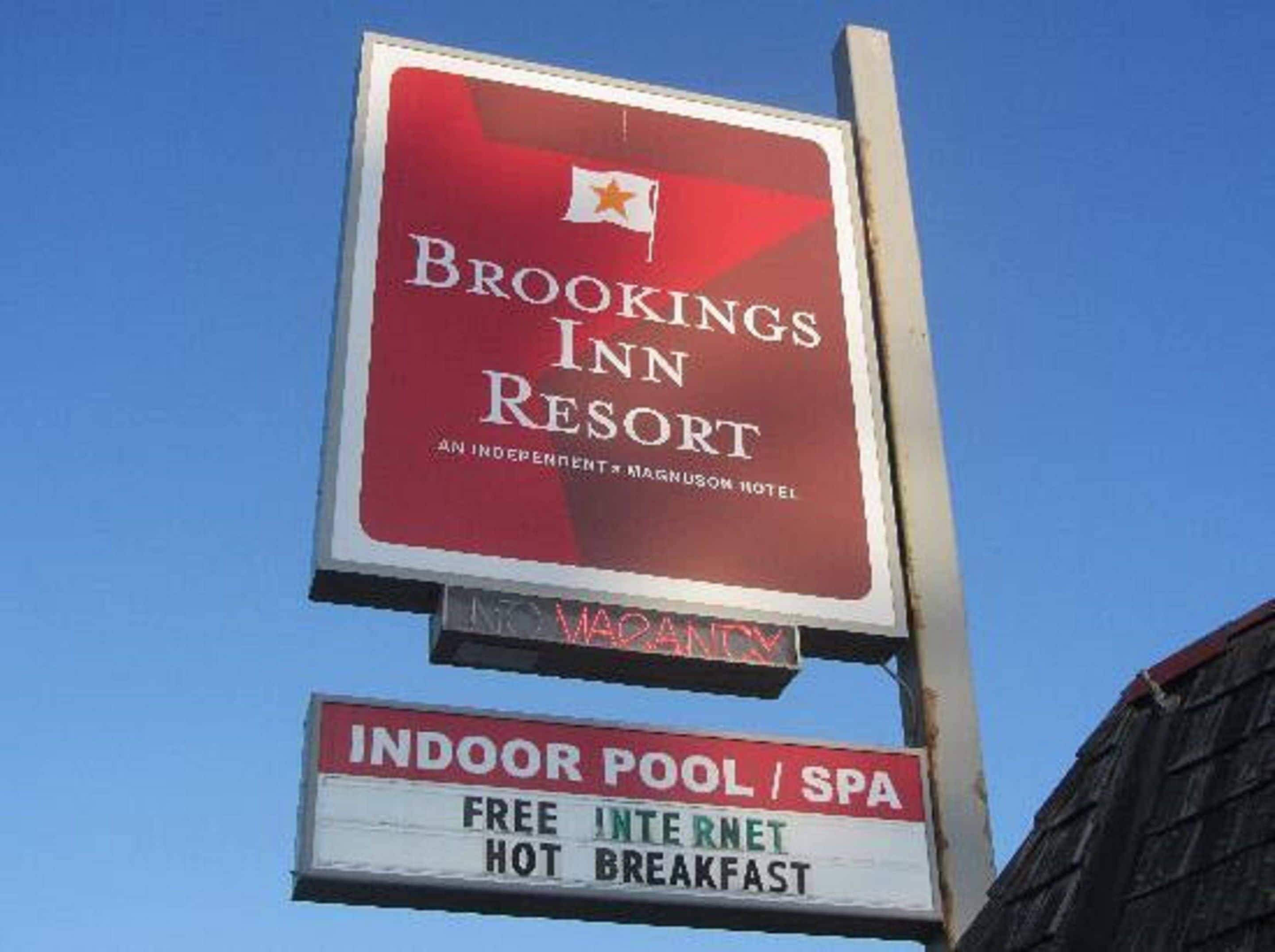 Une enseigne pour le Brookings Inn & Resort, annonçant la présence d’une piscine intérieure, d’un spa, d’un accès Internet gratuit et d’un petit-déjeuner chaud offert.