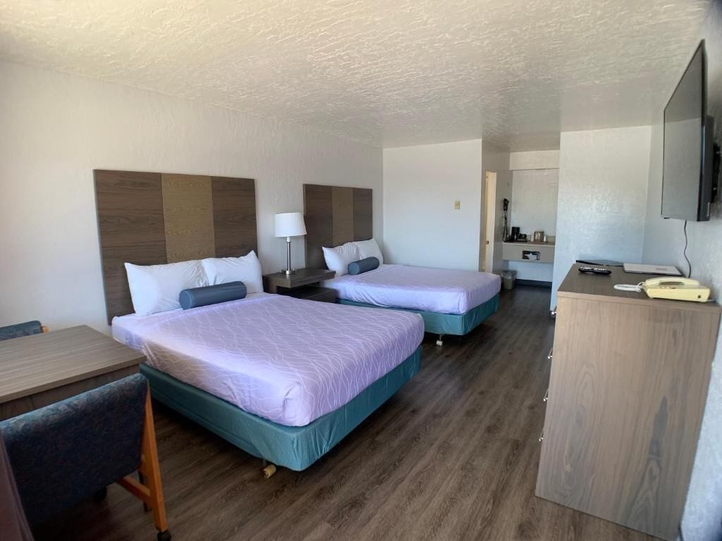 Habitación estándar, 2 camas Queen size | Tabla de planchar con plancha, wifi gratis, ropa de cama y despertador 