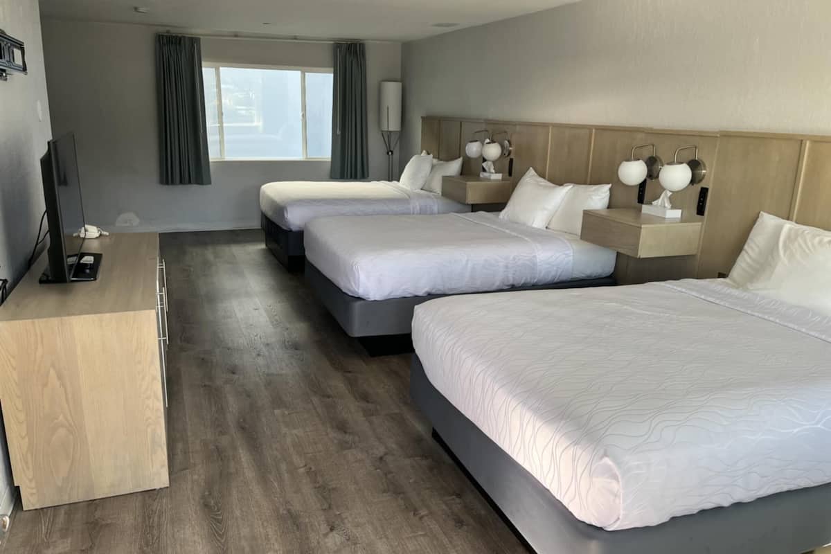 Tabla de planchar con plancha, wifi gratis, ropa de cama y despertador