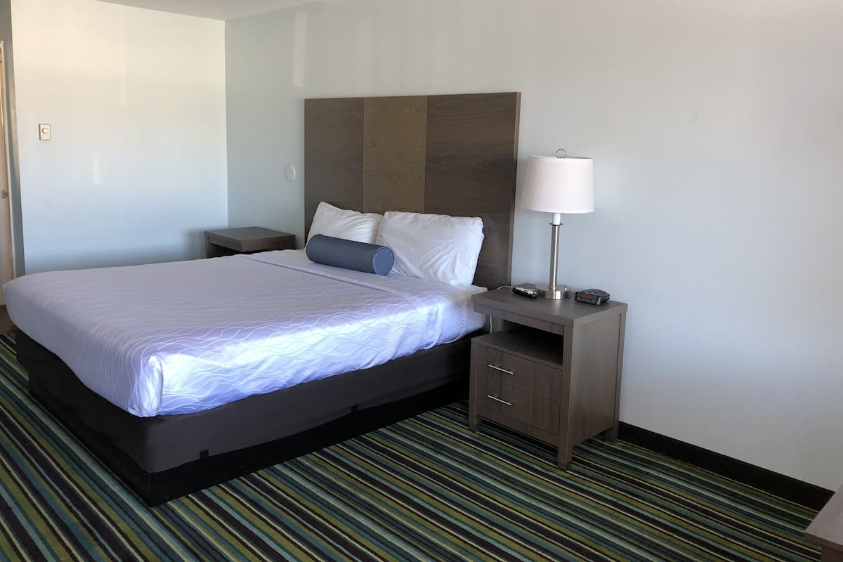Standardzimmer, 1 King-Bett | Bügeleisen/Bügelbrett, kostenloses WLAN, Wecker, Bettwäsche
