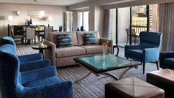 Ropa de cama de alta calidad, camas con pillow-top y escritorio