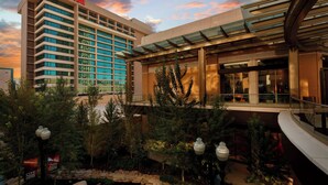 A Marriott hotel with a modern design, featuring a glass facade and a rooftop garden. - Salt Lake Marriott Downtown at City Creek (Salt Lake City)
