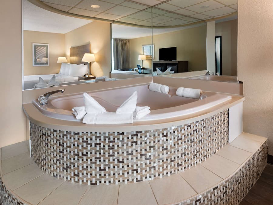 Quarto luxo, 1 cama King, para não fumantes, banheira de hidromassagem | Escrivaninha, ferros/tábuas de passar roupa, Wi-Fi de cortesia