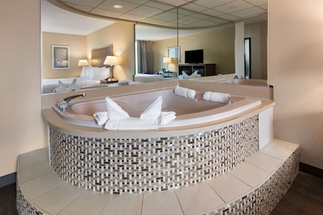 华丽客房, 1 张特大床, 无烟房, 按摩浴缸 | 办公桌、熨斗/熨衣板、免费 WiFi、床单