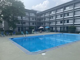Una piscina al aire libre de temporada
