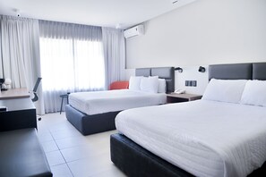 Ropa de cama de alta calidad, camas con pillow-top y escritorio