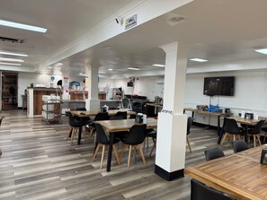 供应早餐、午餐和晚餐，墨西哥菜
