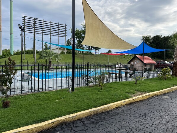Alberca al aire libre por temporada y camastros 