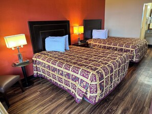 Desk, blackout curtains, iron/ironing board, free WiFi - Country Hearth Inn & Suites Cartersville (Cartersville)