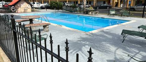 Piscine extérieure (ouverte en saison), chaises longues