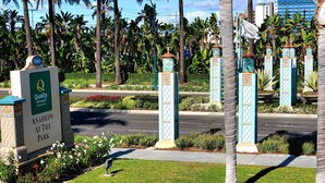 Une enseigne indiquant « Quality Inn & Suites by Marriott », situé à « Anaheim at the Park ».