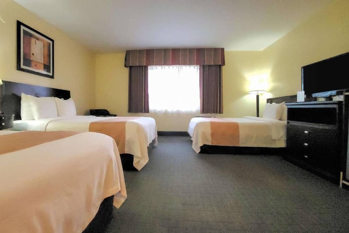 Escritorio, espacio para trabajar con laptop y cortinas blackout