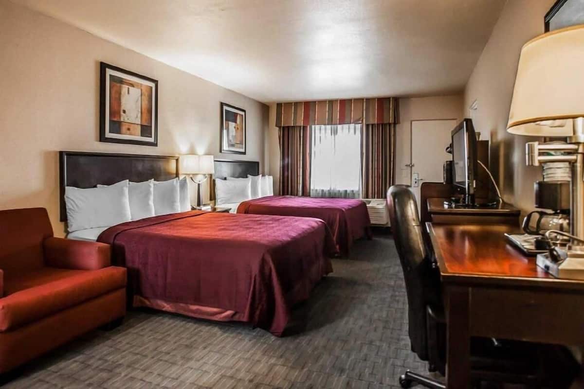 Escritorio, espacio para trabajar con laptop y cortinas blackout