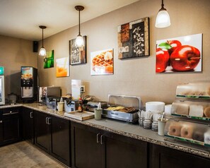 Free daily full breakfast  - Quality Inn & Suites Anaheim At The Park (Anaheim)