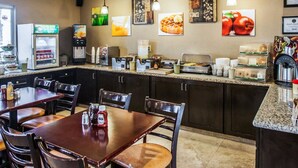 Un espace dédié au petit-déjeuner, comprenant un comptoir, des places assises et divers aliments.