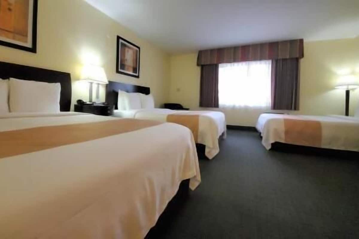 مكتب ومساحة عمل للكمبيوتر المحمول وستائر تعتيم ومكواة/لوح كي