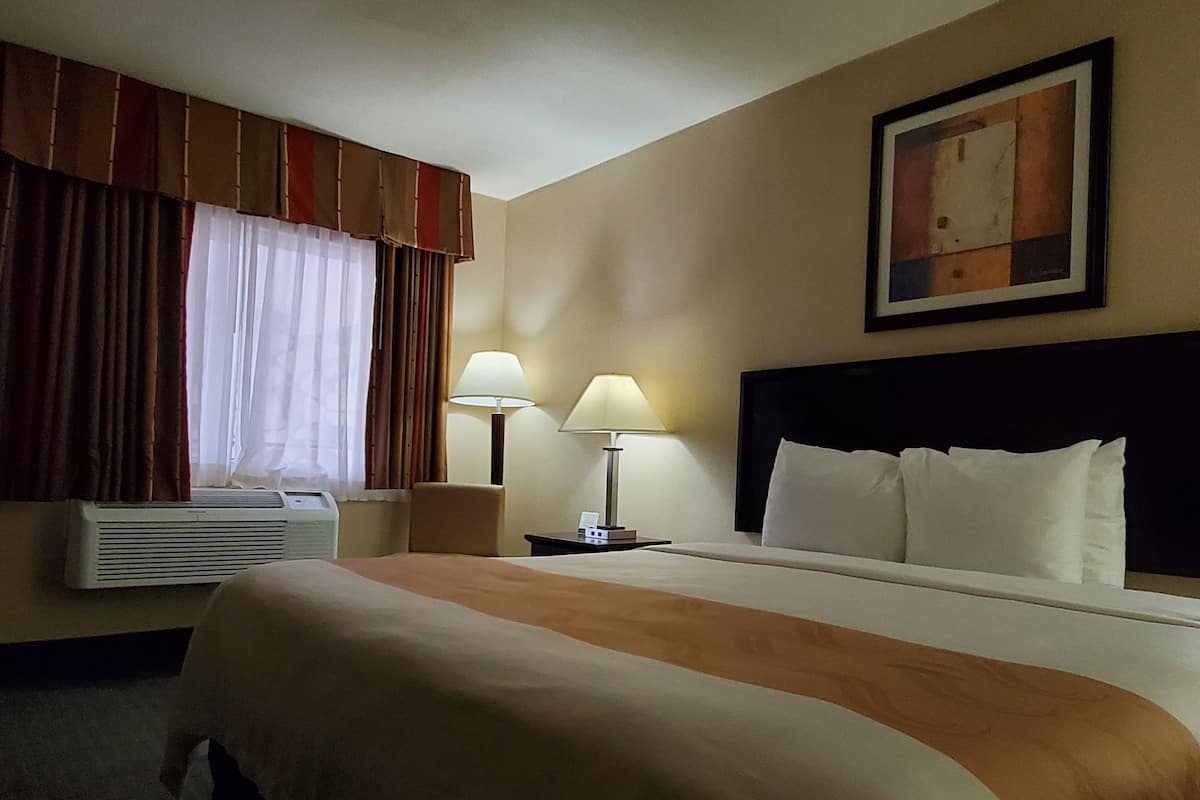 Escritorio, espacio para trabajar con laptop y cortinas blackout