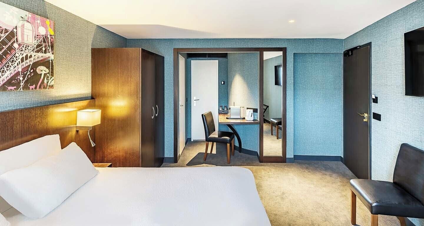 خزنة داخل الغرفة وتجهيزات عازلة للصوت وواي فاي مجانًا وملاءات أسرّة