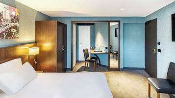 خزنة داخل الغرفة وتجهيزات عازلة للصوت وواي فاي مجانًا وملاءات أسرّة