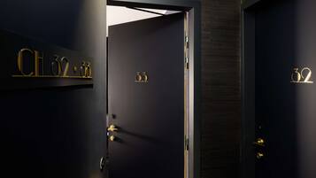 Caja de seguridad en la habitación, insonorización y wifi gratis