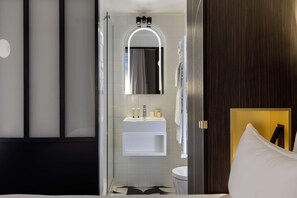Superior Room, 1 Queen Bed, Non Smoking (Larger Room) | Bathroom - Best Western Plus Bretagne Montparnasse (Paris)