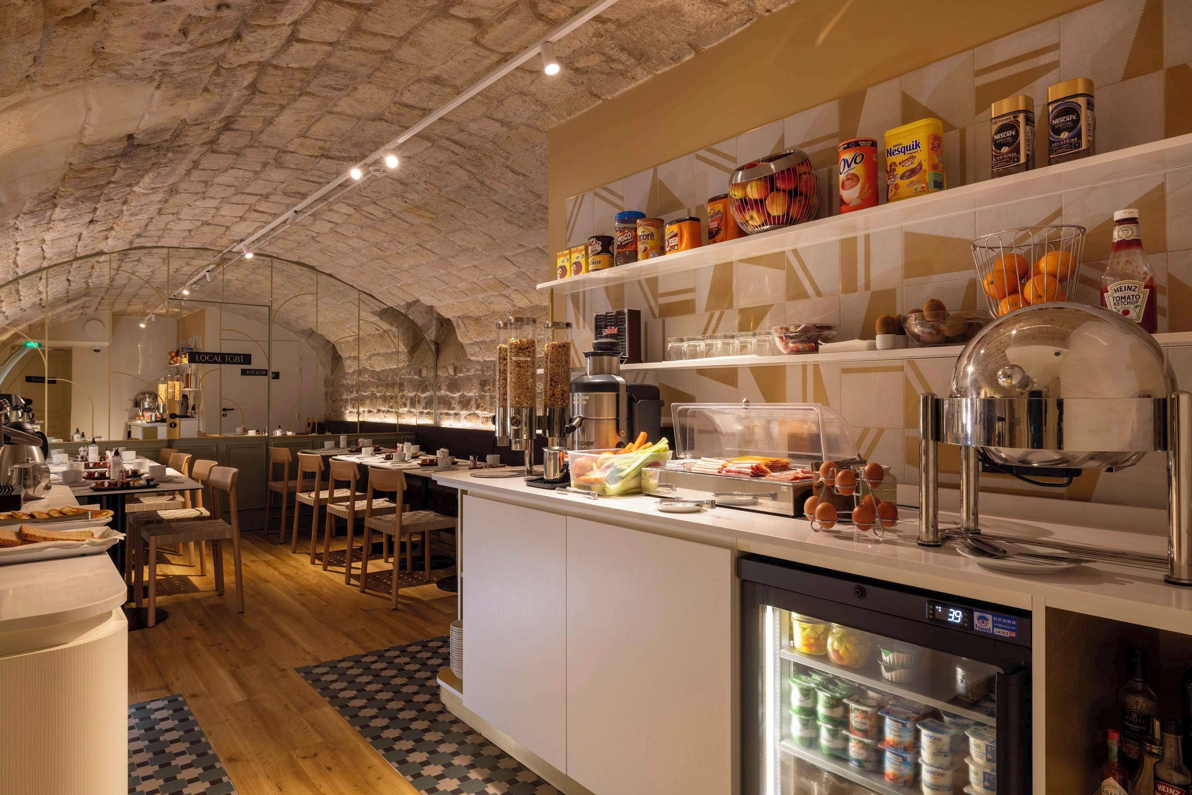 بوفيه فطور يوميًا بتكلفة قدرها (16 EUR للشخص)