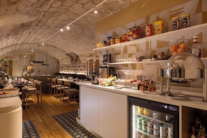 Dagelijks ontbijtbuffet (EUR 16 per persoon)