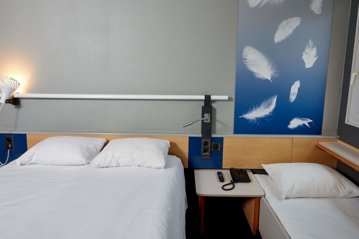 Habitación estándar doble, varias camas | Ropa de cama de alta calidad, escritorio, sistema de insonorización
