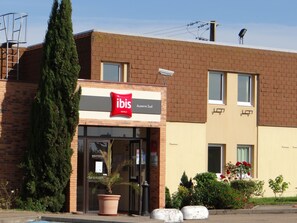 Front of property - ibis Auxerre Sud (Venoy)