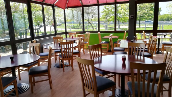 Tägliches Frühstücksbuffet (10.90 EUR pro Person)