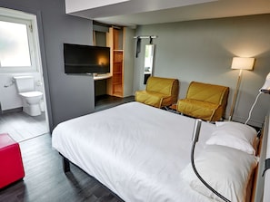 Hochwertige Bettwaren, Schreibtisch, schallisolierte Zimmer