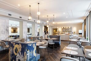 Café da manhã com buffet todos os dias (EUR 22 por pessoa) 
