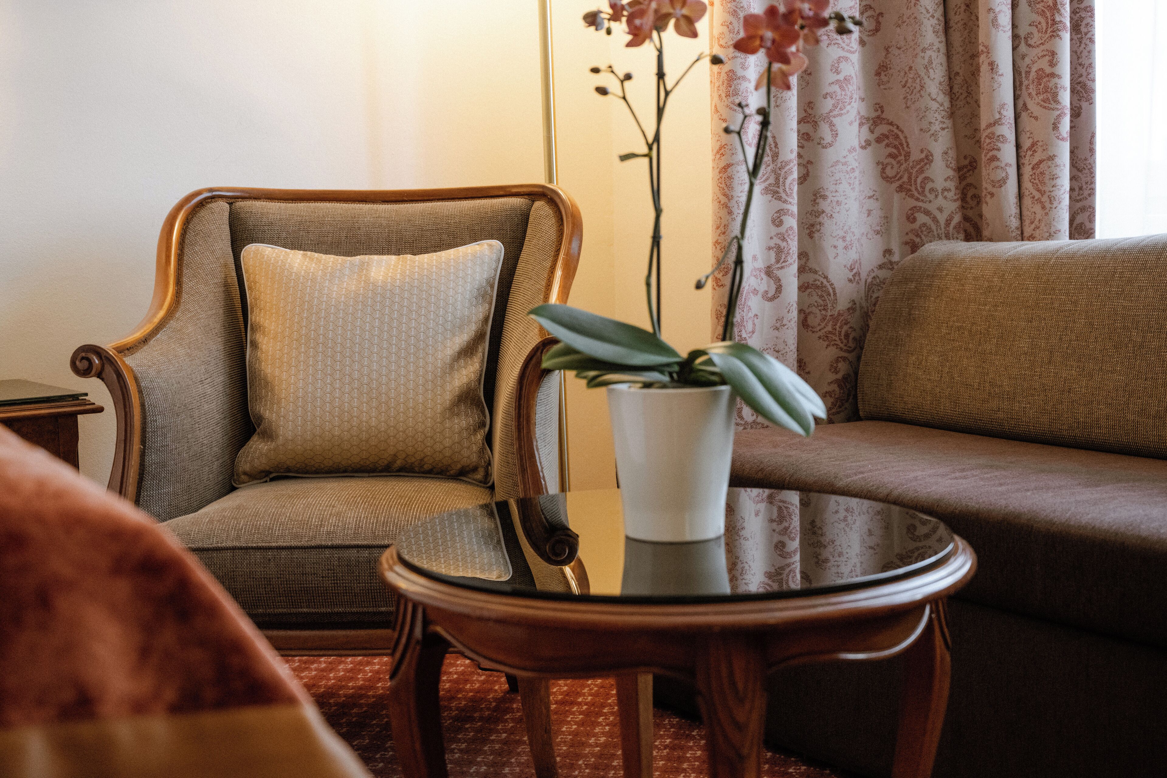 family room | 1 bedroom, in-room safe, desk, free wifi