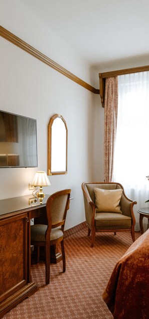 Quarto casal, vista para o pátio | 1 quarto, cofres nos quartos, escrivaninha, Wi-Fi de cortesia